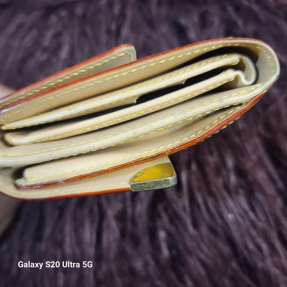 AUTHENTIC LOUIS VUITTON WHITE TRI-FOLD MULTI COLOR.  FREE KEY CHAIN - Picture 2 of 9